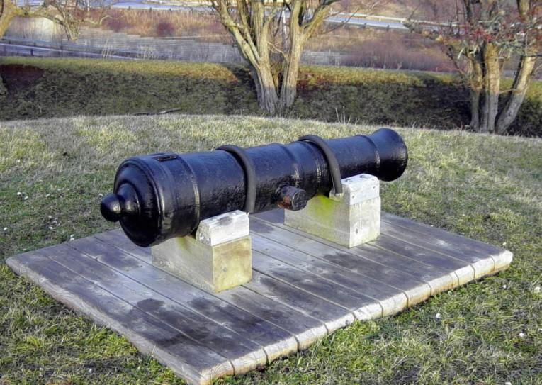 Fort Edward: East cannon, looking northward